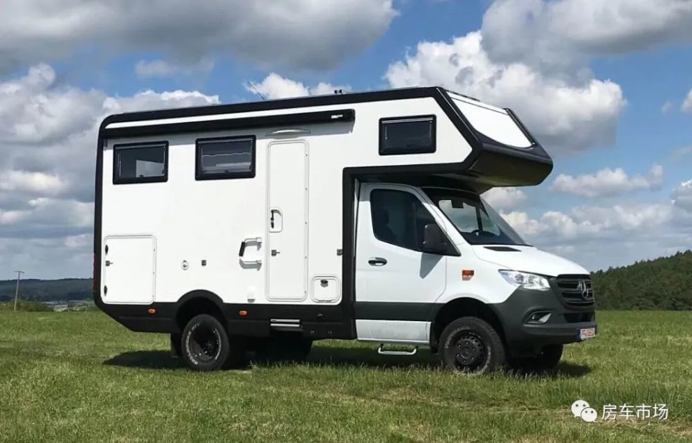 奔驰经典c型房车30t柴油全时四驱后空气弹簧悬架乘卧舒适