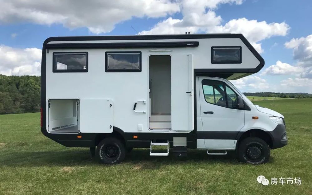 奔驰斯宾特c型房车30t动力全时四驱大空间双床位多人出行