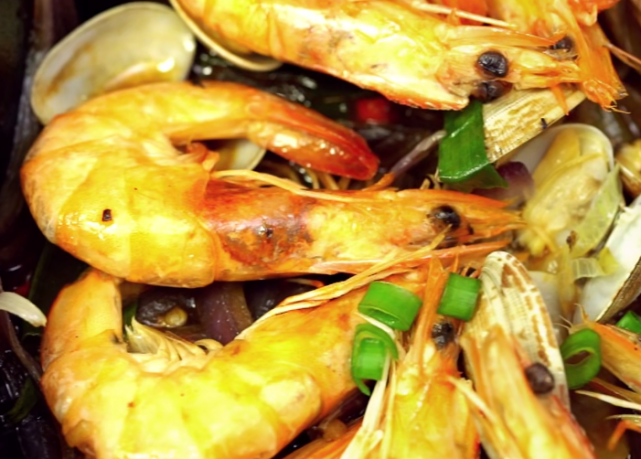 鲜香味美的三葱烩大虾搭配蛤蜊一起吃营养又解馋家人都爱吃
