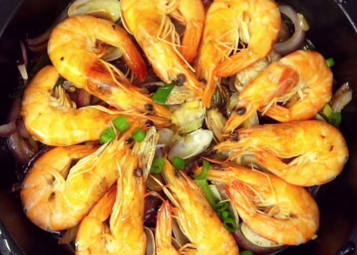 鲜香味美的三葱烩大虾搭配蛤蜊一起吃营养又解馋家人都爱吃