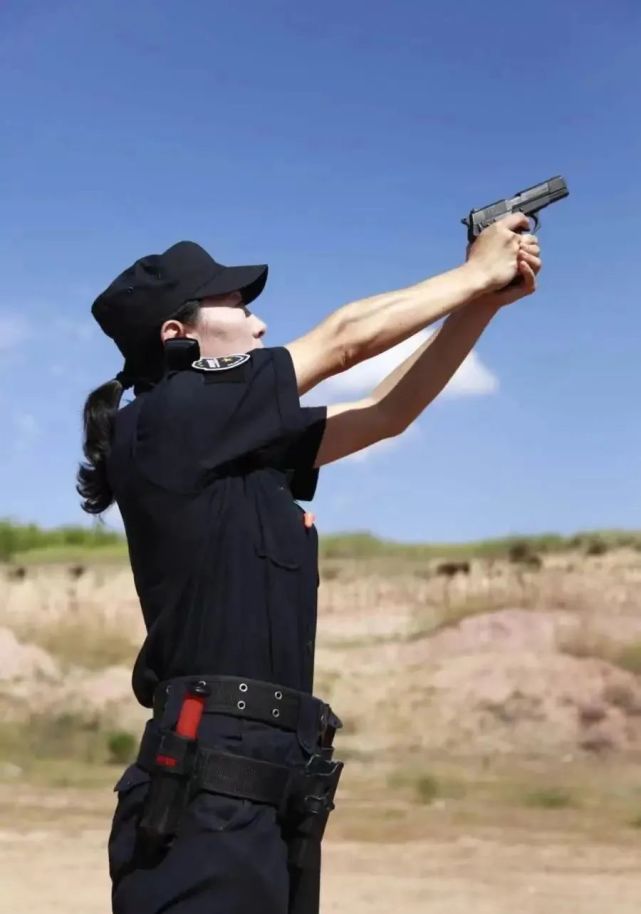 从5米外板上钉钉到3米外打水滴这名女神枪手背后有怎样的故事