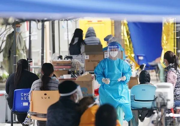 香港20天本地确诊超3万人，疫情何以急剧升级
