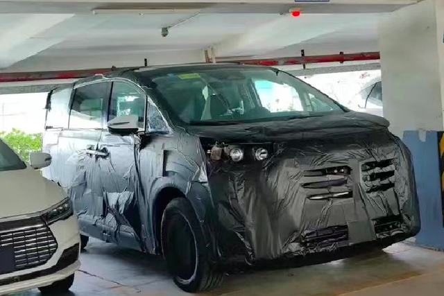 比亚迪夏实车曝光轴距或超3米换全新logo商务mpv乱战再起