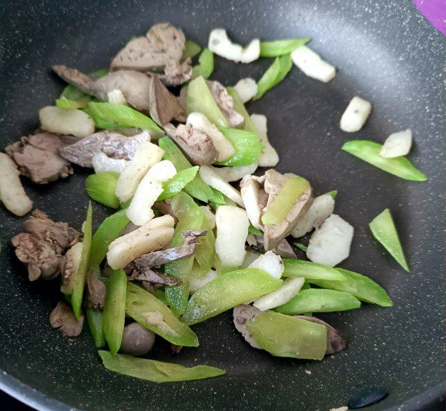 莴苣荸荠炒鸡肝,荤素搭配,营养美味
