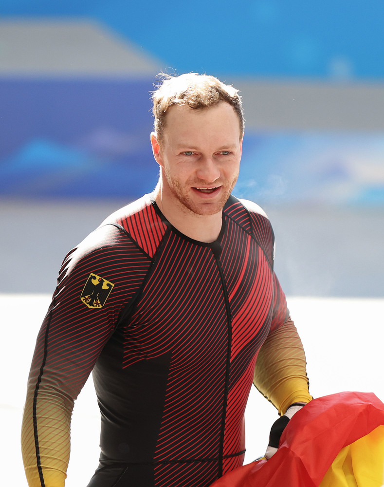 北京冬奥会雪车四人雪车德国选手夺冠2