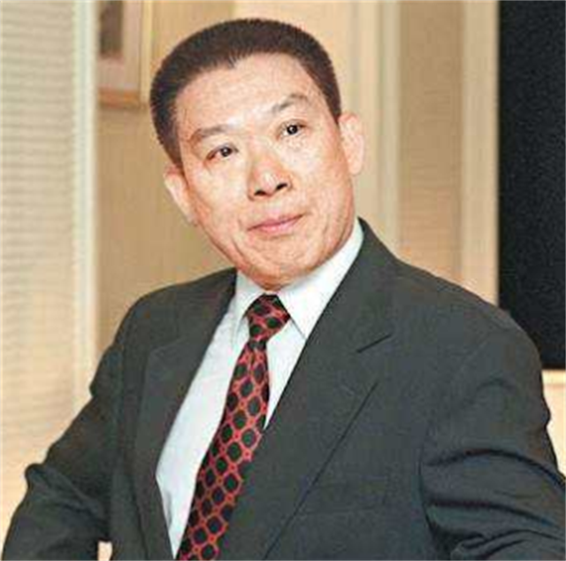 澳门街市伟身家百亿跟大姐大谈恋爱