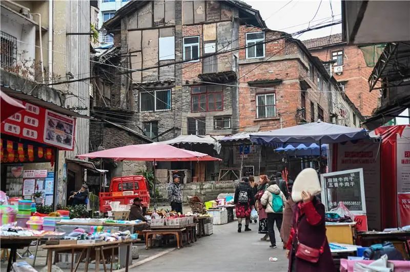 紧挨着天津街的阴家巷,巷口在沱江剧院旁