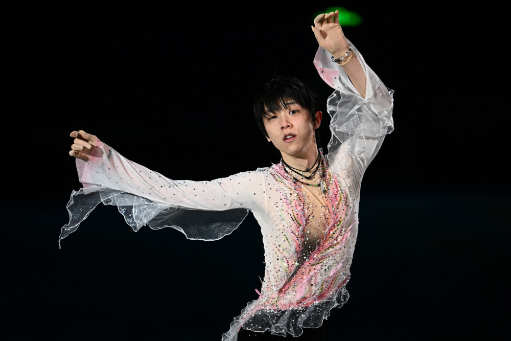 羽生结弦亲吻冰面唯美如画 被柳鑫宇公主抱(组图)