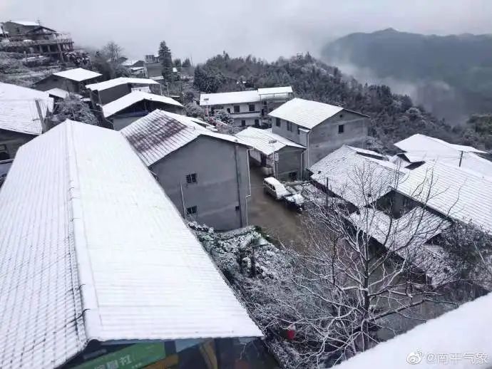 来看南平各地的雪景都下雪啦 连厦门都飘雨夹雪了.一觉醒来,福州!