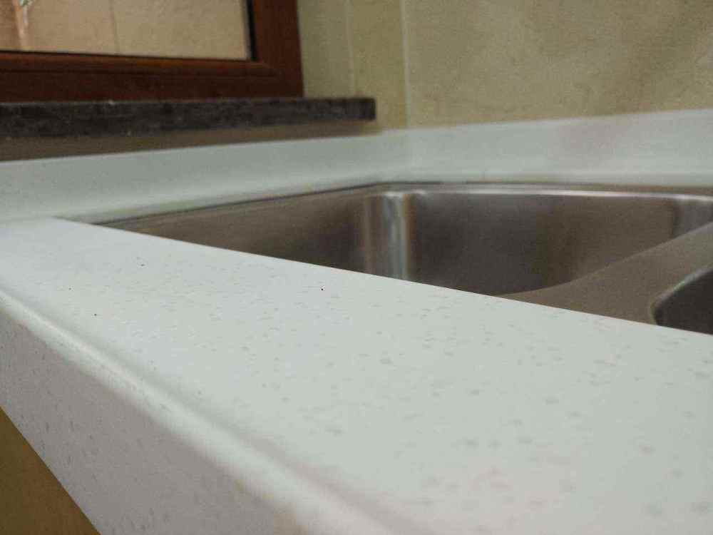 会被前挡水条挡住吧,不过我的鸡蛋都是放在碗里,很少直接放在台面上