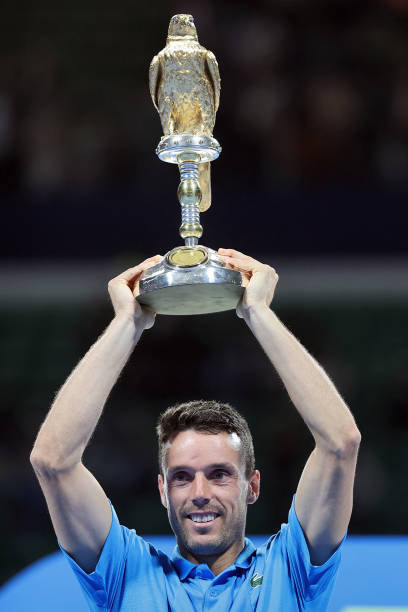 阿古特手捧奖杯图集