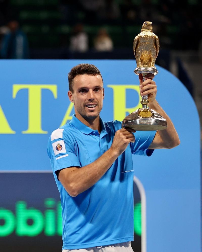 阿古特手捧奖杯图集