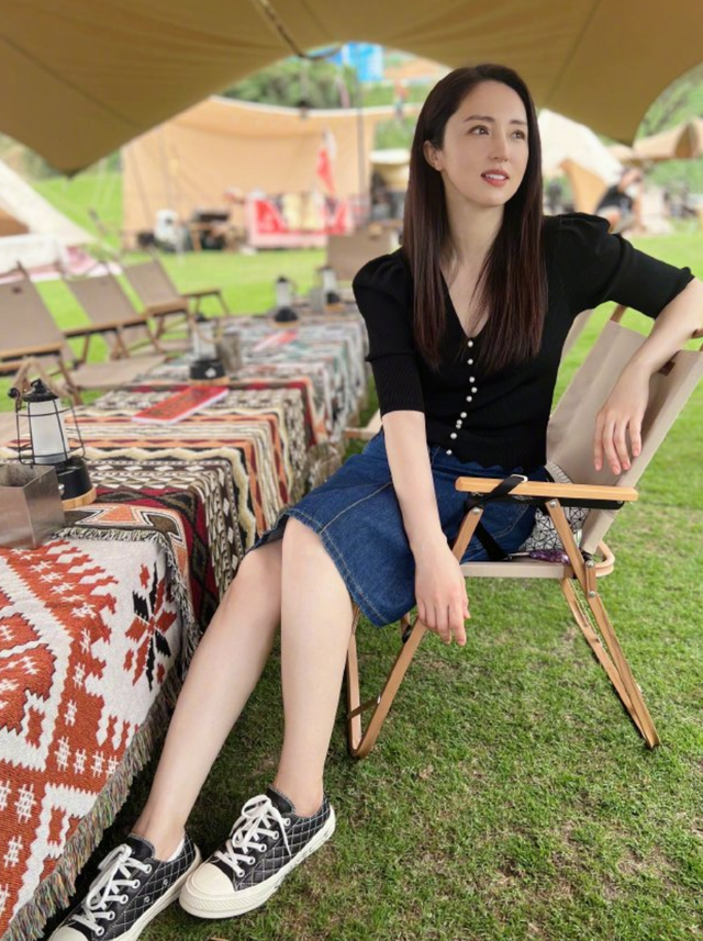 39岁董璇三亚度假穿短裙秀大长腿似少女和女儿宛如复制粘贴