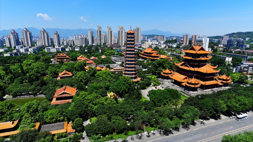 便可以一睹福州城市的山水肌理,还可以看见众多的地标建筑,例如这三山