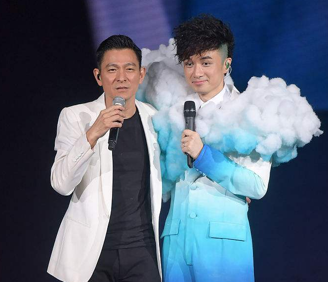 果然深得刘德华真传张卫健一登台立马将芒果综艺变个人演唱会