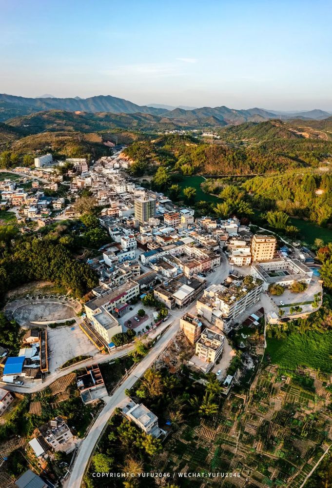 龙岗镇,隶属于广东省梅州市丰顺县,位于丰顺县北部山区,靠近丰梅边界