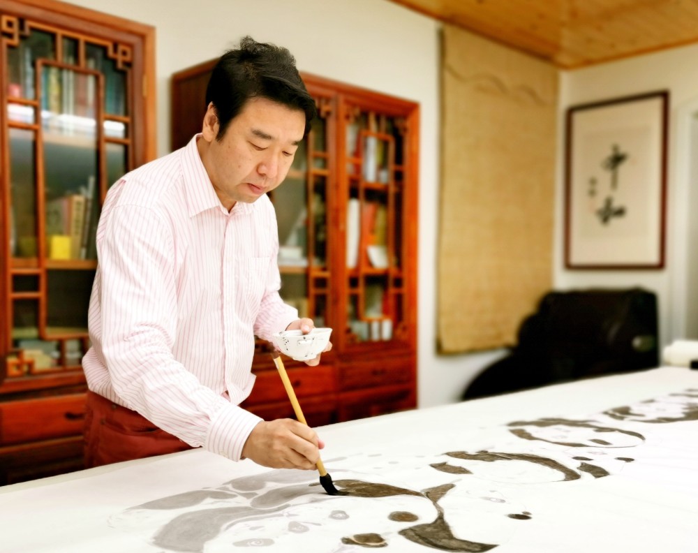 我的双奥故事刘中绘制5000只冰雪大熊猫展示奥运文化