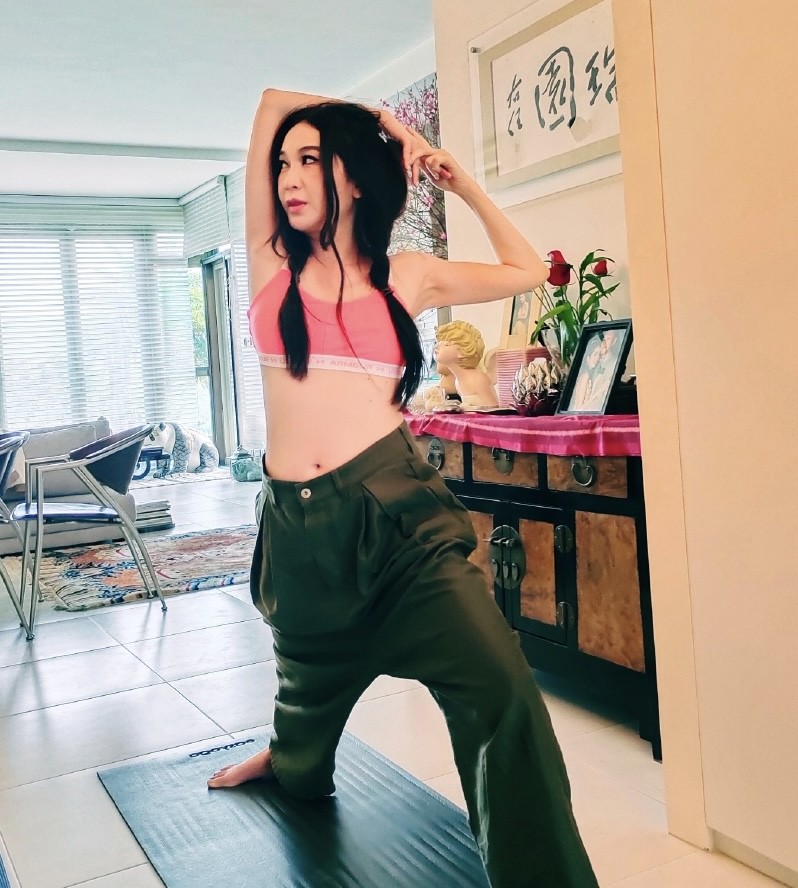 55岁温碧霞练瑜伽穿背心大秀小蛮腰扎双麻花辫酷似高中生