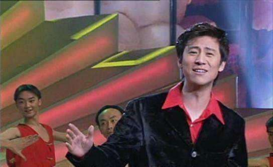 1996年春晚,他唱了《火火的北京》,一身皮衣特别帅,还引领了当年的