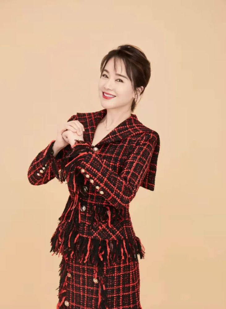 45岁左小青曝近况白到发光皮肤紧致似少女穿旗袍大衣气质十足