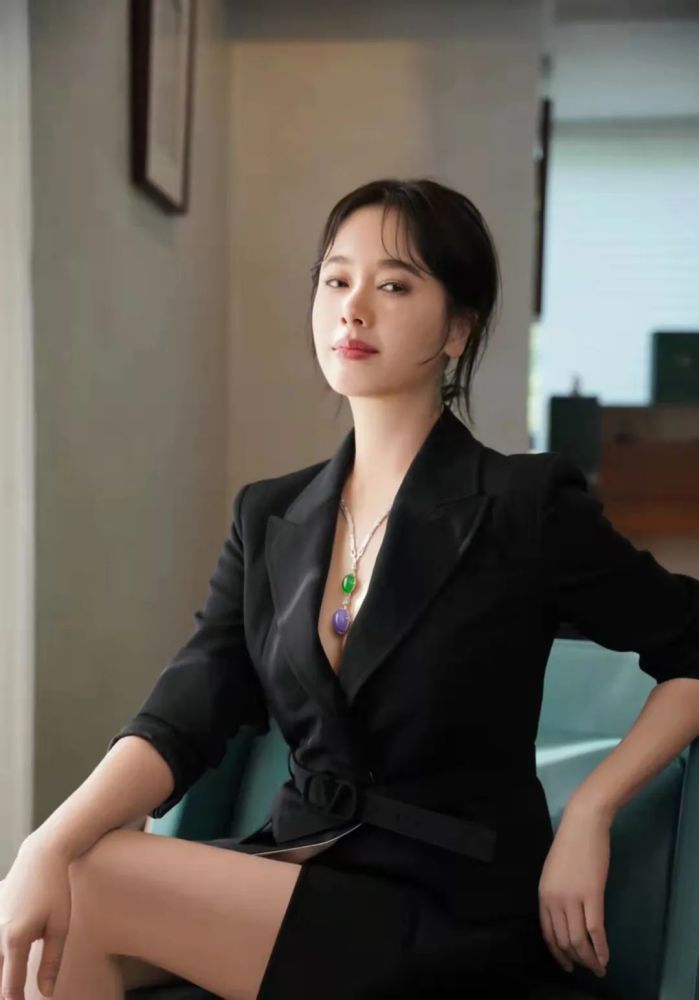 45岁左小青曝近况白到发光皮肤紧致似少女穿旗袍大衣气质十足