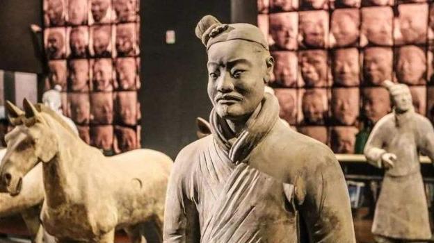 秦始皇兵马俑用真人烧制的这尊裂开的兵马俑揭开真正的谜底