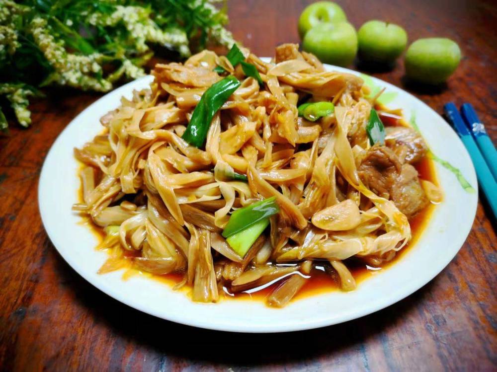 【黄花菜炒肉】食材:干黄花菜,五花猪肉,蒜,姜,葱,盐,十三香,生抽