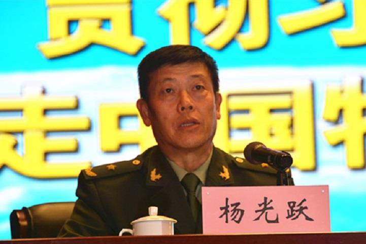 他是纳西族第一位中将从陆军跨武警服役2年实现5级跳