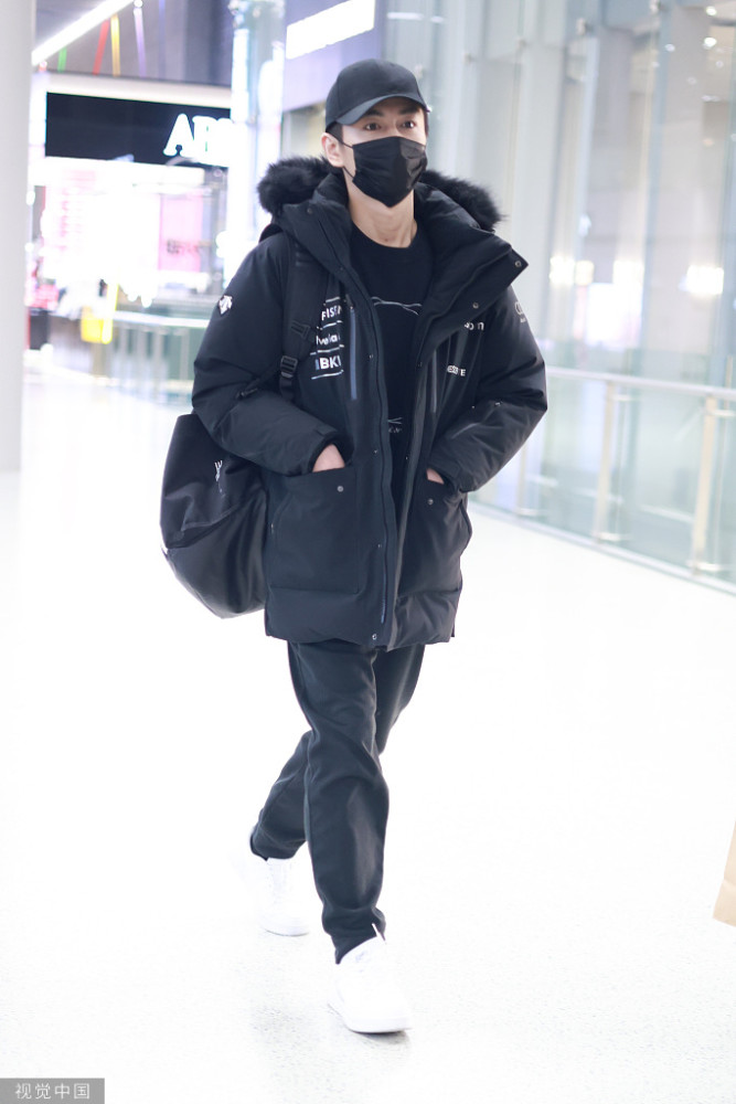 陈晓街拍黑色连帽羽绒服印花圆领卫衣