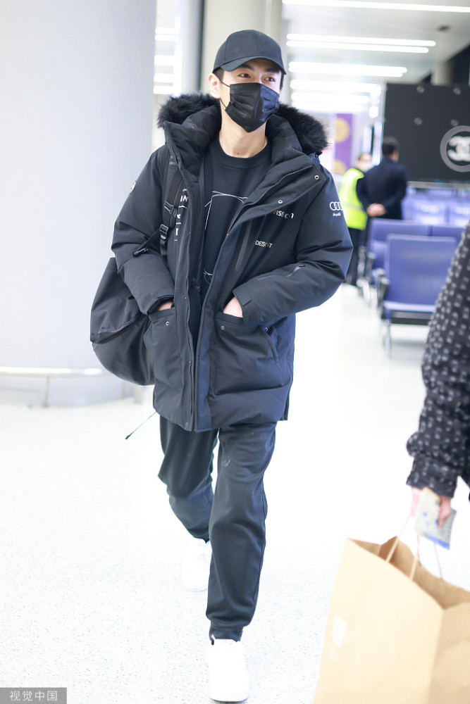 陈晓街拍黑色连帽羽绒服印花圆领卫衣