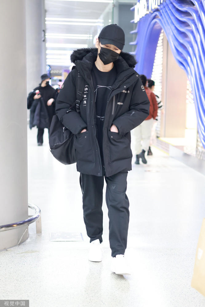 陈晓街拍黑色连帽羽绒服印花圆领卫衣