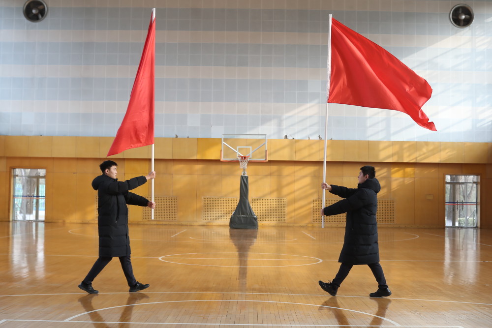 "训练时并不仅仅是举着旗,还要做各种动作.