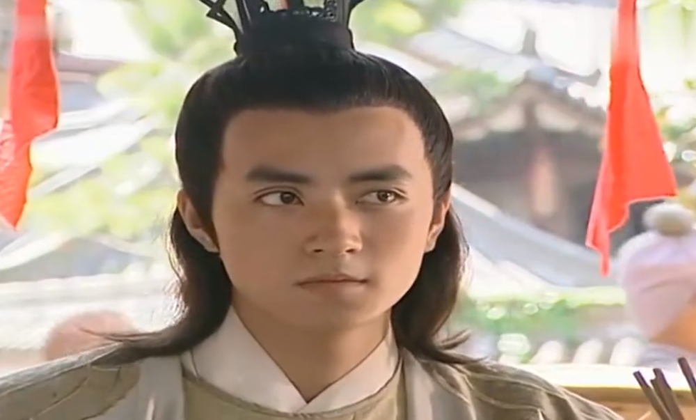 正当红的何润东,聂远等,他在剧中饰演的是大反派凌落石的儿子凌小骨