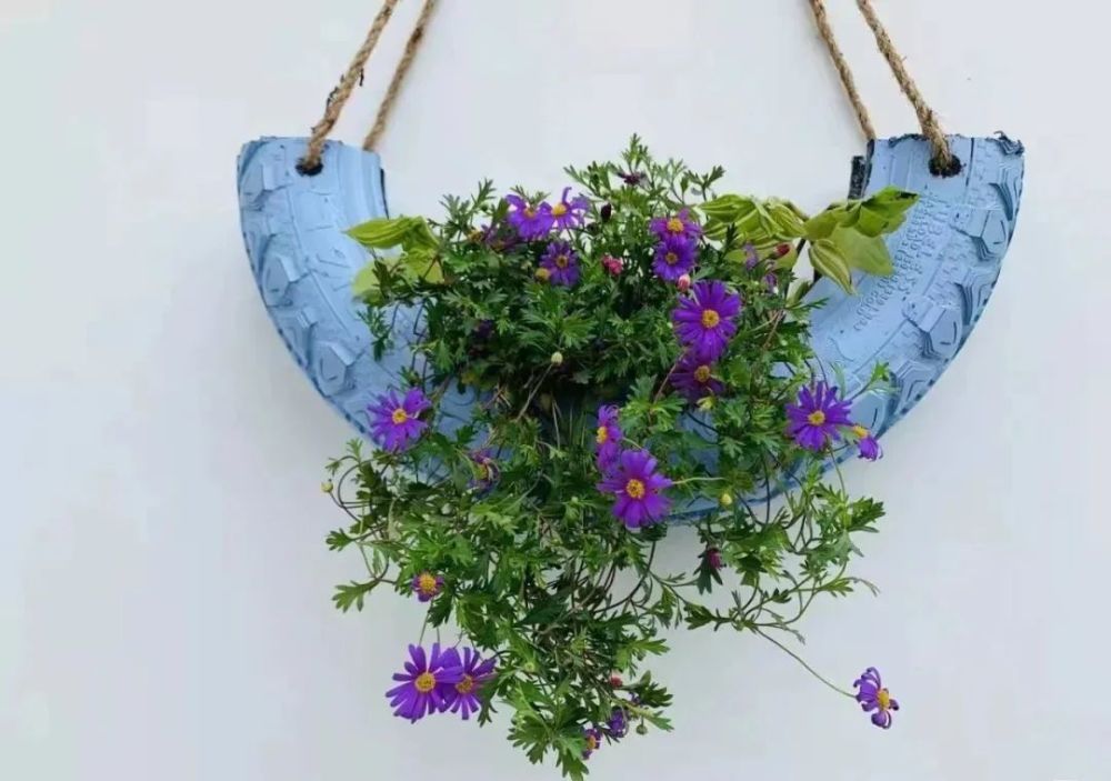 与各色花卉搭配在一起神仙组合刷上马卡龙颜色的丙烯颜料废旧的轮胎