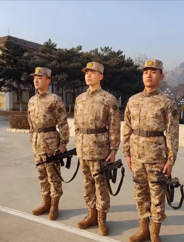 解放军和武警配发的21式作训服怎么区分军兵种实战味道更浓厚