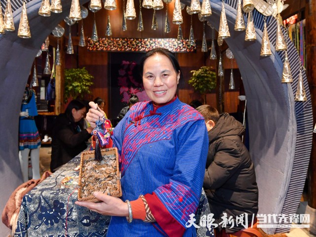 过去一年,身为国家级非物质文化遗产苗绣项目传承人,松桃苗绣公司负责