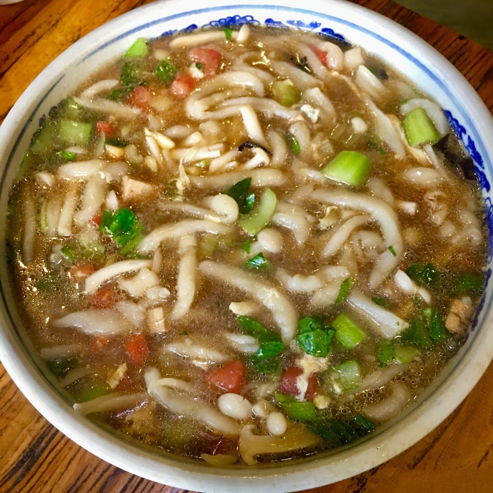 更大更长更耐嚼,面块儿大多两头尖中间圆,像乌鸦的头,因而得名老鸹撒