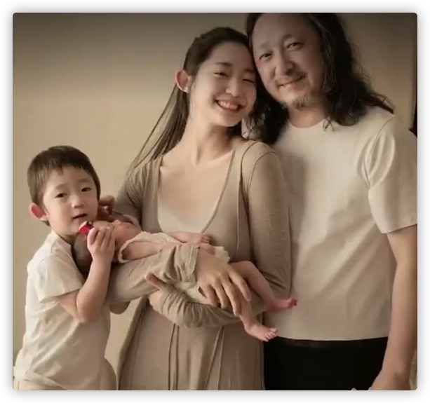 千惠曾经去探班三宝,看见丈夫站在舞台上时,她满眼都是自豪与感动.