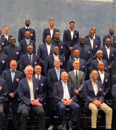 75大巨星合影乔丹缺席詹皇低调站最后一排小卡再现经典面瘫