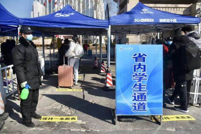 在德州学院(西校区)南门外,自驾返校的学生不在少数,由于疫情防控原因