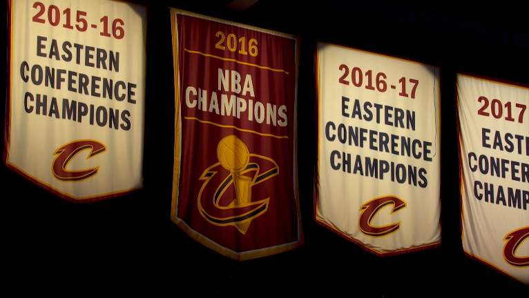 开心之情溢于言表;期间镜头还给到挂在球馆上空的总冠军旗帜,这是