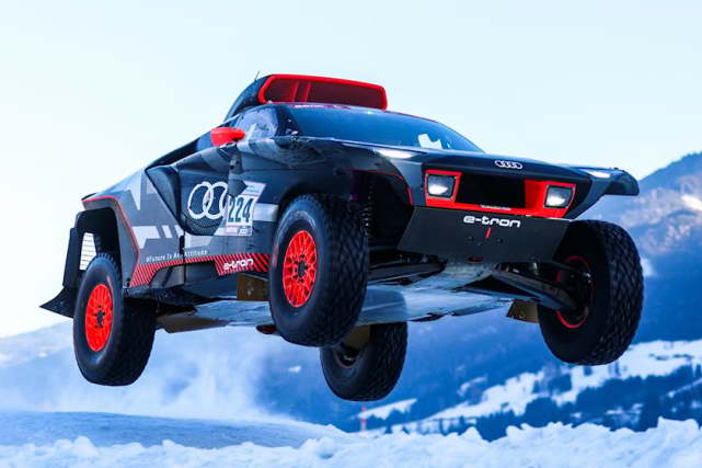 肯布洛克驾驶奥迪rsqetron达喀尔赛车