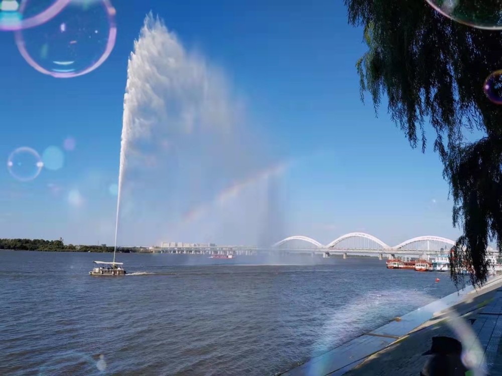 北纬45的冰雪王国松花江上的中央大街