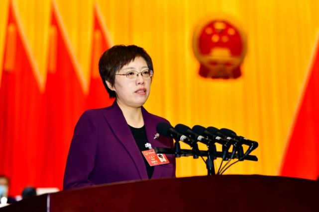 在热烈的掌声中,吴秀玲代表朔州市人民政府向大会作工作报告.