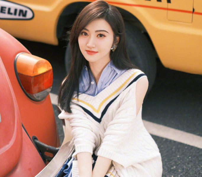 在某采访中,景甜被问到是不是会听取粉丝意见的女明星,景甜回答道好的