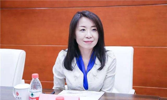 董明珠22岁女助理"一夜爆火",但刘强东女助理早就晋升核心高管_腾讯