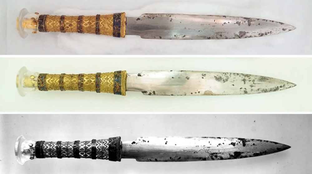 上图:上面两张照片是图坦卡蒙匕首的两面,下面的照片是1925年拍摄的