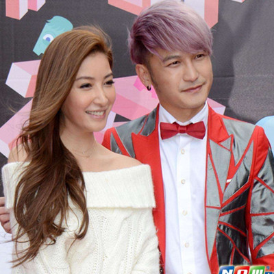 38岁林柏升公开求婚过程生日前一天向女友求婚对方激动落泪