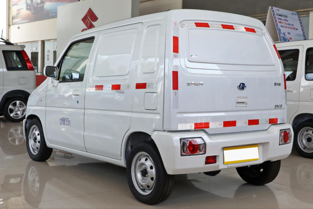 在很多车型上连收音机都被取消了,座椅基本上就是面包车样式的设计