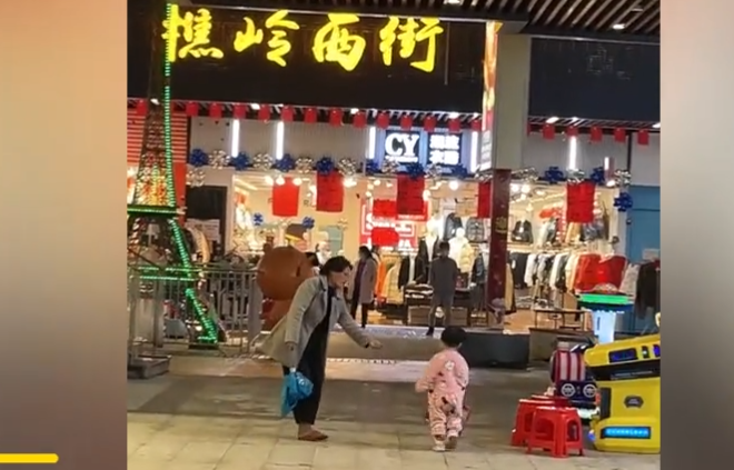 廣東寶媽在後頭拍孩子 鏡頭出現一女子牽孩子 行為舉動後怕 天天看點